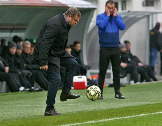 Plzeský trenér Pavel Vrba zpracovává zatoulaný balon.