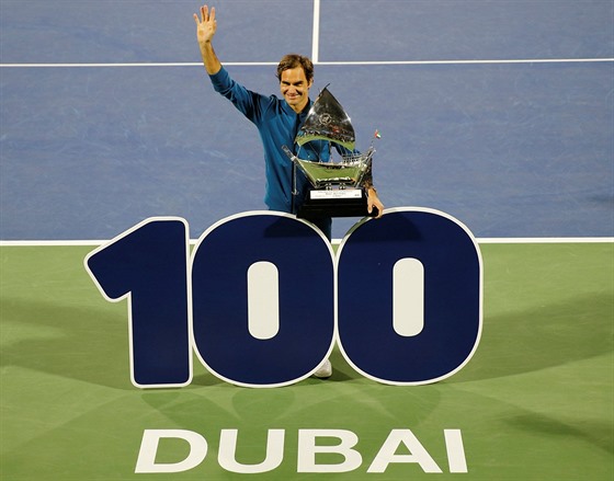 Roger Federer slaví v Dubaji svj 100. titul na okruhu ATP.