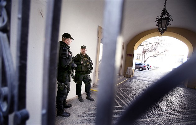 Policisté zasahují na Úadu mstské ásti Brno-sted. (7. bezna 2019)
