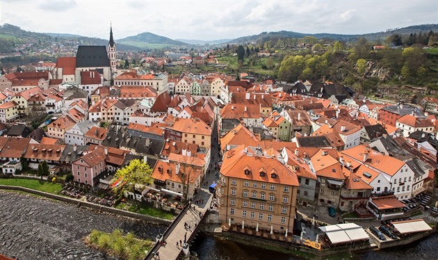 Historické centrum eského Krumlova je známé kivolakými ulikami.