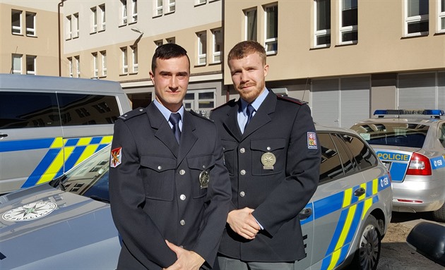 Jihlavtí policisté Radek Pytlík (vlevo) a Jindich Dáa zachránili ivot...