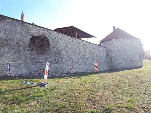 V historickém opevnní Loun dolo k vyvalení ásti hradeb v ikov ulici.