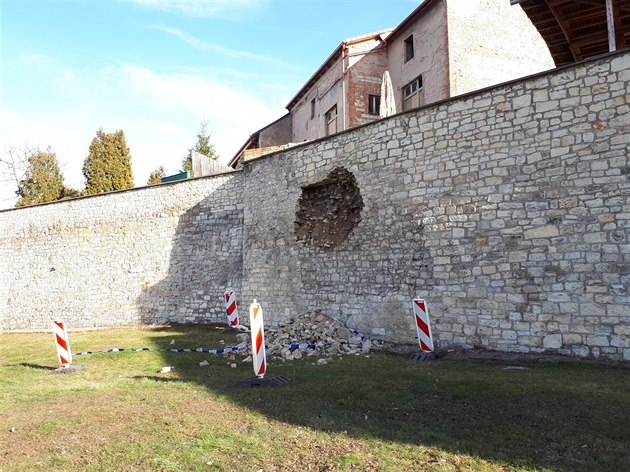 V historickém opevnní Loun dolo k vyvalení ásti hradeb v ikov ulici.