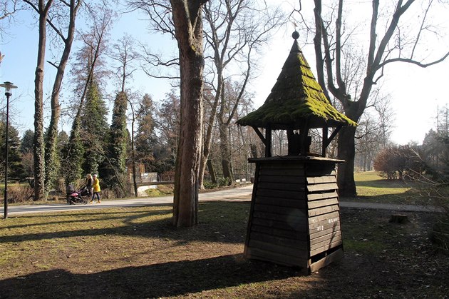 Zchátralou zvoniku u hradeb v Bezruových sadech nahradí nová na jiném míst....