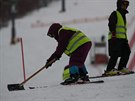 Poadatelé SP alpských lyaek ve pindlerov Mlýn se bhem sobotního slalomu...