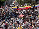 Píznivci vdce venezuelské opozice Juana Guaidóa protestovali v Caracasu proti...