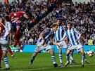 Álvaro Morata (Atlético Madrid) hlavikuje mí do sít v zápase proti Realu...