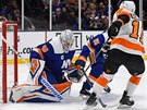 védský branká Robin Lehner (NY Islanders) zasahuje v utkání proti...