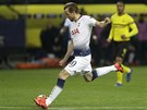 Harry Kane z Tottenhamu stílí gól do sít Dortmundu.