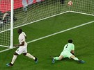 Romelu Lukaku (Manchester United) pekonává bezmocného gólmana Gianluigiho...