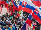 Sloventí fanouci povzbuzují Petru Vlhovou bhem obího slalomu ve pindlerov...