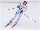 Italka Federica Brignoneová brzdí v cíli prvního kola obího slalomu ve...