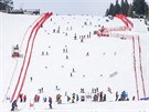 Organizátoi pipravují tra prvního kola obího slalomu ve pindlerov Mlýn.