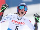 Vtzka obho slalomu Petra Vlhov ze Slovenska se raduje v cli.