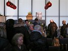 Na poh�eb Ji��ho Pomeje dorazily v �esk�ch Bud�jovic�ch stovky lid�.