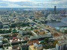 Výhled z mrakodrapu Vysockij. Vpravo dole u eky Dm Sevasanova