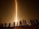 Spolenost SpaceX vypustila v sobotu ráno svou kosmickou lo Crew Dragon.