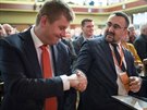 Europoslanec Pavel Poc gratuluje Tomái Petíkovi ke zvolení místopedsedou...
