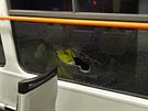 Okno brnnské tramvaje, které se rozbilo poté, co do nj opilý mladík hodil...