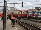 Na brn�nsk�m hlavn�m n�dra�� se srazily dva osobn� vlaky. 21 lid� utrp�lo lehk�...