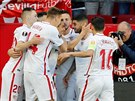 Fotbalisté Sevilly se radují z gólu proti Slavii v osmifinále Evropské ligy.
