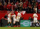 Fotbalisté Sevilly oslavují druhý gól v osmifinále Evropské ligy proti Slavii....