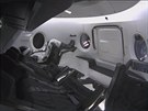 Figurína Ripley ve skafandru SpaceX uvnit Crew Dragonu