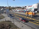 Žlutě vyznačené přechodné vodorovné dopravní značení v Lidické ulici rozezlilo...