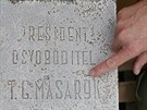 Starosta Velkho Bezna Karel Jungbauer ukazuje spodn st Masarykova pomnku,...