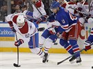 Libor Hájek z New York Rangers pi svém debutu v NHL sleduje, jak Artturi...