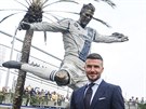 David Beckham se svou sochou ped stadionem Los Angeles Galaxy.