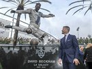 David Beckham se svou sochou ped stadionem Los Angeles Galaxy.