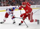 Filip Zadina z Detroitu pálí, pibrzdit se ho snaí Boo Nieves z New York...