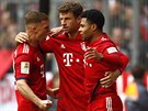 Fotbalisté Bayernu Mnichov oslavují gól: zprava jsou Serge Gnabry, Thomas...