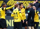 Fotbalisté Borussie Dortmund se dohadují s rozhodím.