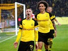 Marco Reus (vlevo) oslavuje gól se spoluhráem z Borussie Dortmund Axelem...