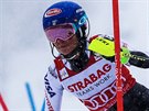 Americká lyaka Mikaela Shiffrinová na trati slalomu ve pindlerové Mlýn.