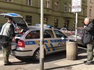 V Kamenické ulici na Letné museli policisté stílet. Mu ped nimi ujídl v...