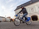 V Prostjov, kde je díky rovinatému terénu jízda na kole velmi populární,...