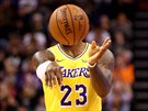 LeBron James z LA Lakers pihrává mí.