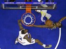 Kevin Durant (vpravo) z Golden State zakonuje a zárove padá pod ko...