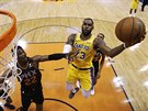 LeBron James (23) z LA Lakers útoí na ko Phoenixu kolem Deandreho Aytona.