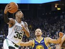 Marcus Smart (vlevo) z Bostonu útoí kolem Stephena Curryho z Golden State.