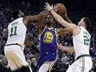 Kevin Durant (v modrém) z Golden State útoí na ko Bostonu, brání Kyrie Irving...