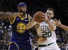 Gordon Hayward (20) z Bostonu útoí kolem  DeMarcuse Cousinse (0) z Golden...