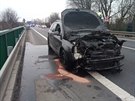 Auto u T�ebechovic pod Orebem sjelo ze silnice a skon�ilo v �ece (2.3.2019).