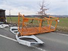 Nkladn vz s pvsem zablokoval silnici z astolovic do Kvasin (4.3.2019).