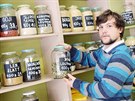 Mat�j Stan�k ze Dvora Kr�lov� nad Labem provozuje bezobalovou prodejnu.