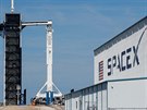 Raketa Falcon 9 spolenosti SpaceX pipravená ke startu na startovaní ramp 39A...