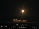 Start rakety Falcon 9 spolenosti SpaceX s lodí Crew Dragon.